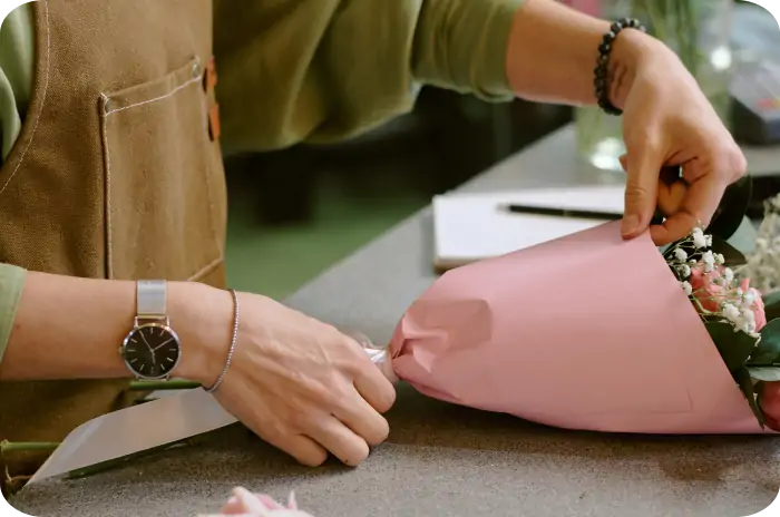 花束を作る様子