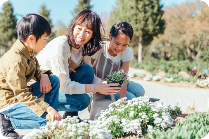 親子で花に触れる画像