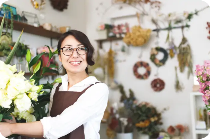 笑顔の花屋の店員